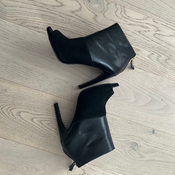 Nine West 5.5 black peep-toe booties. Leather and Suade - Picture 2 of 7